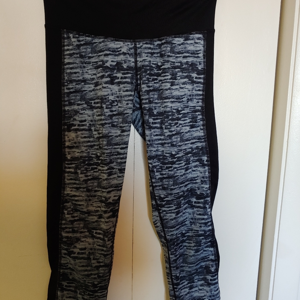 gray athletic cropped leggings